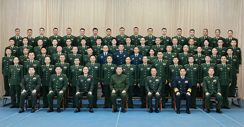 11月29日，，，，，，中共中央总书记、国家主席、中央军委主席习近平到武警海警总队东海海区指挥部视察。。。。这是习近平亲热接见东海海区指挥部有关同志，，，，，，同各人合影留念。。。。